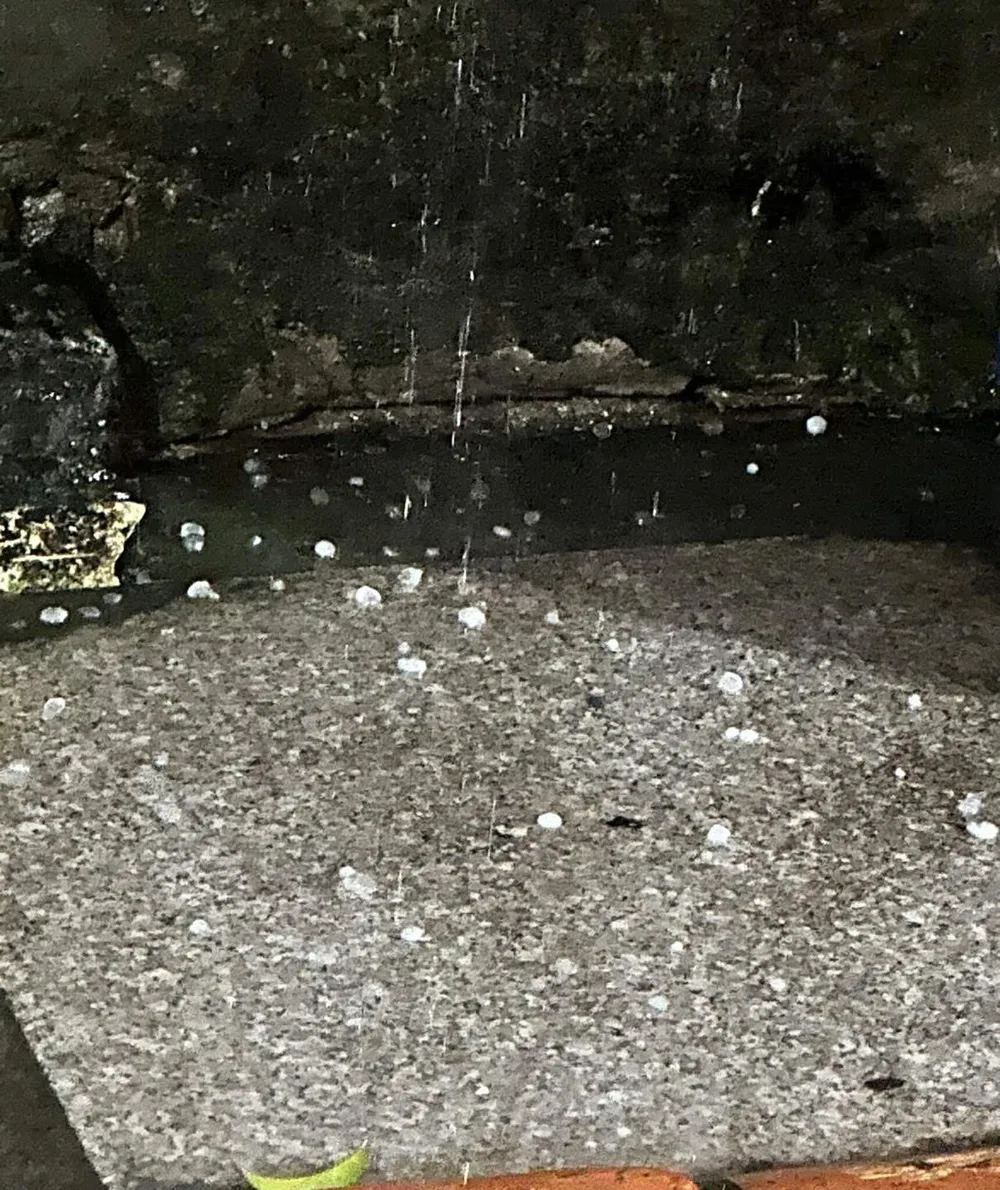 Mưa đá tại khu vực Thượng Thanh - Long Biên (TP Hà Nội) sáng 30-3. Ảnh do người dân chia sẻ IMG_6911.jpeg