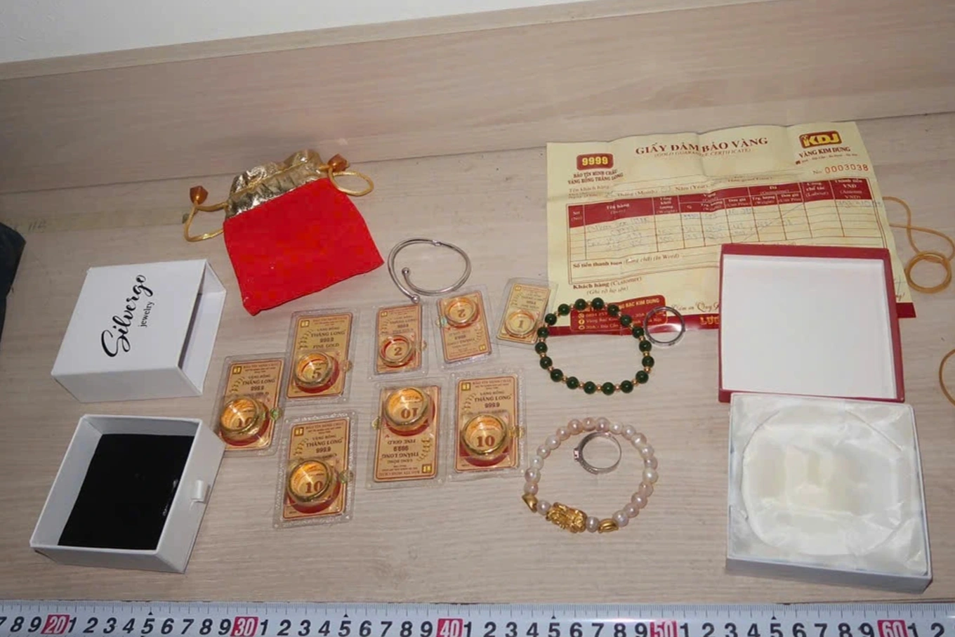 Hà Nội: Dùng móc quần áo để đột nhập nhà riêng, cuỗm 5 cây vàng trong két