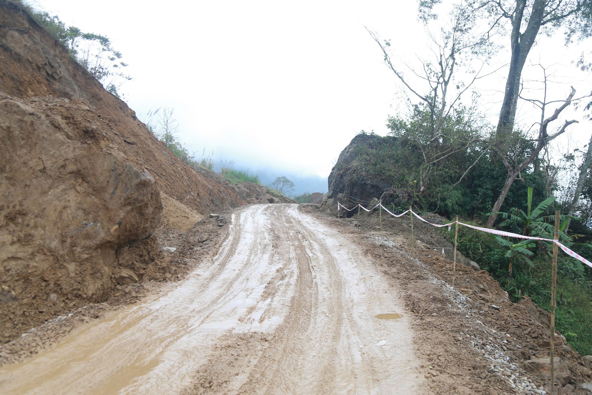 Thái Nguyên: Tình trạng xuống cấp đường kết nối Ba Bể – đồng Phúc 2026 - Ảnh 1. Thái Nguyên: Tình trạng xuống cấp đường kết nối Ba Bể – đồng Phúc 2026 - Ảnh 1.