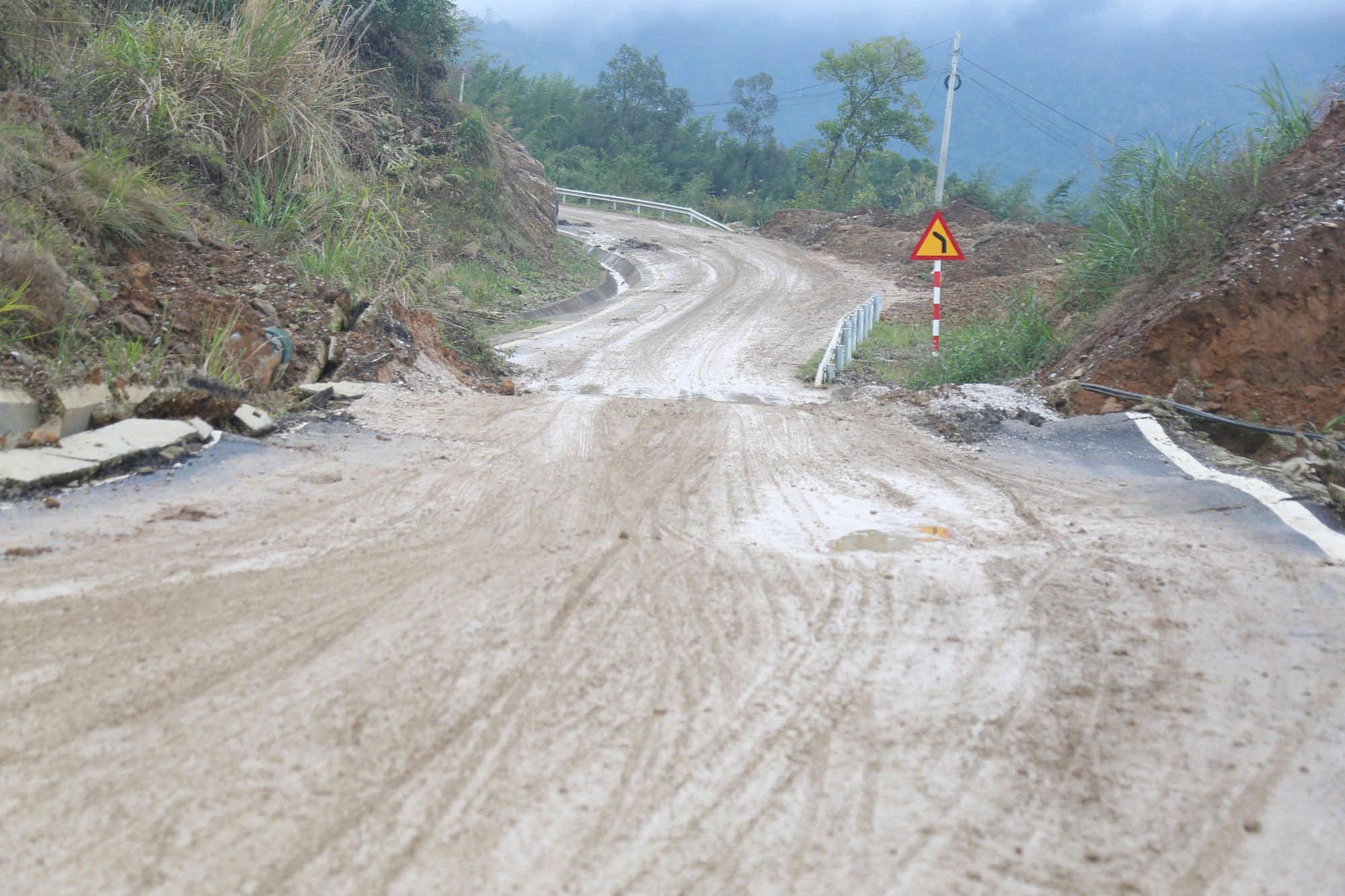 Thái Nguyên: Tình trạng xuống cấp đường kết nối Ba Bể – đồng Phúc 2026 - Ảnh 2. Thái Nguyên: Tình trạng xuống cấp đường kết nối Ba Bể – đồng Phúc 2026 - Ảnh 2.