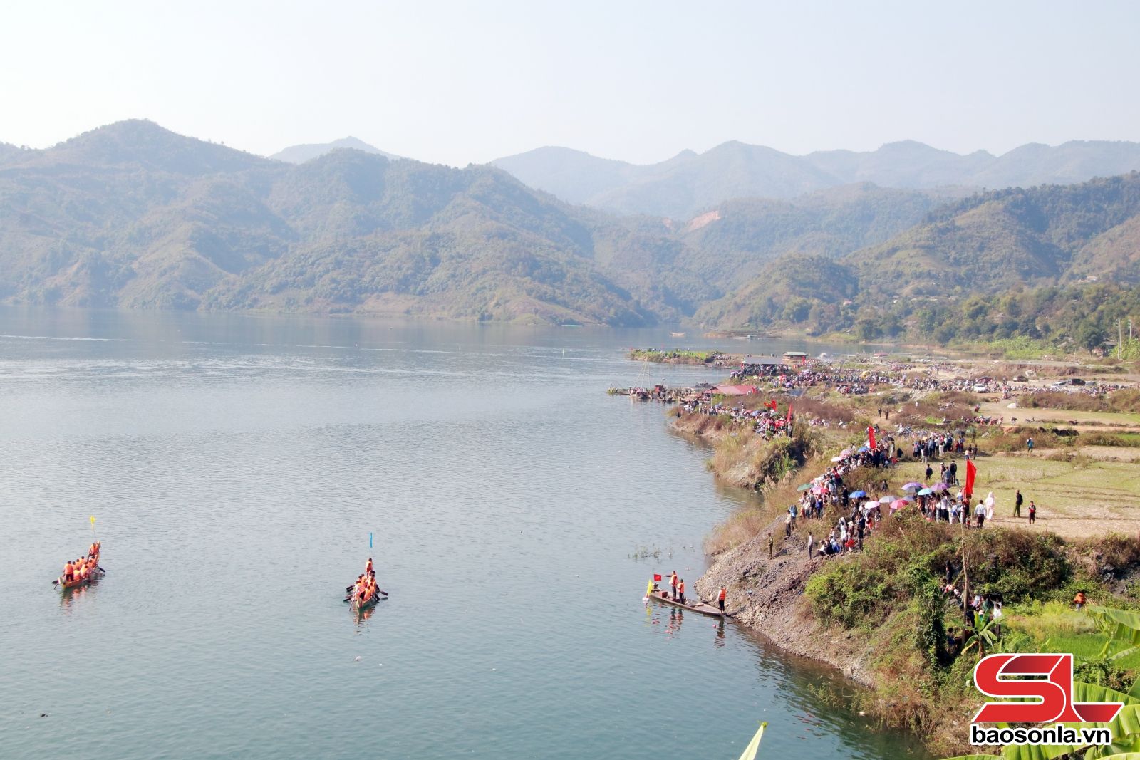 Sôi động phần thi đua thuyền trên lòng hồ thủy điện Sơn La