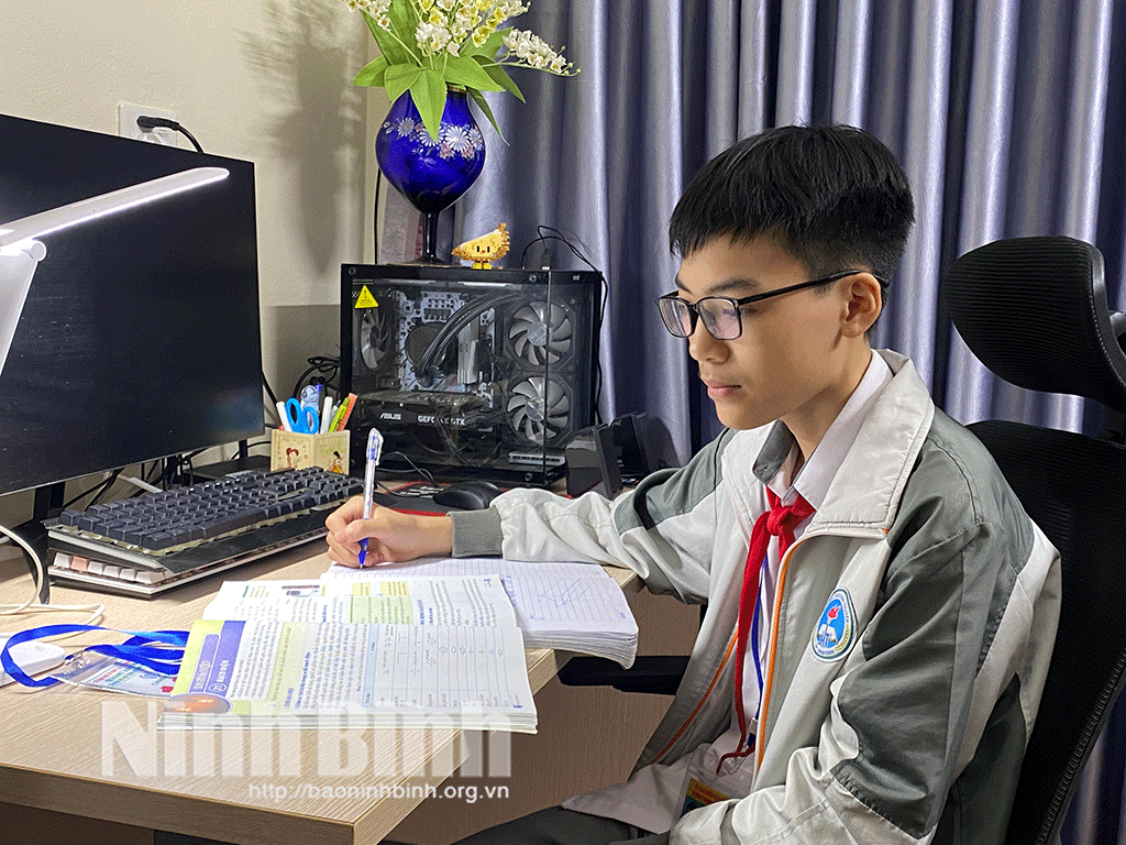 Em Hoàng Khôi Nguyên, học sinh lớp 8A1, Trường THCS Hàn Thuyên vừa đoạt giải Nhất trong Kỳ thi học sinh giỏi THCS cấp tỉnh năm học 2025 - 2026 môn Khoa học Tự nhiên - phân môn Vật Lý lớp 9.