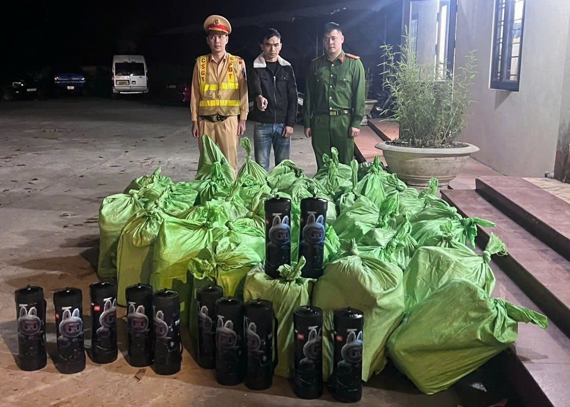 Phát hiện xe bán tải vận chuyển 200 bình khí cười