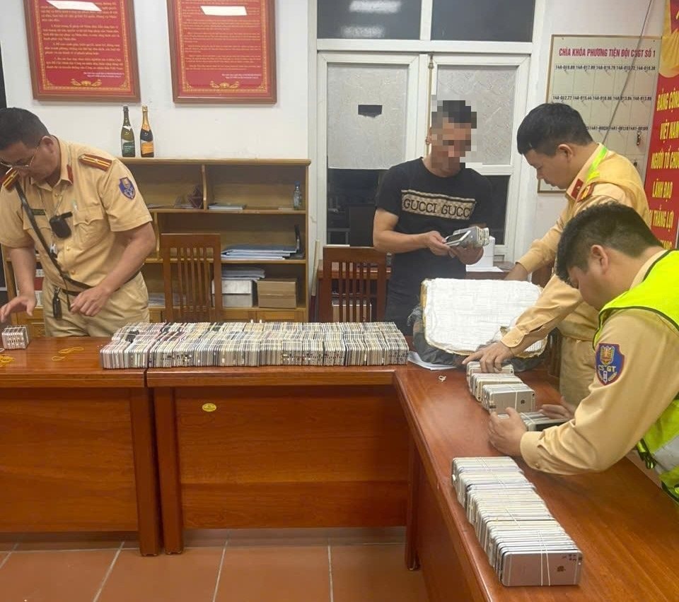 Phát hiện xe chở hơn 1.100 iPhone cũ không rõ nguồn gốc