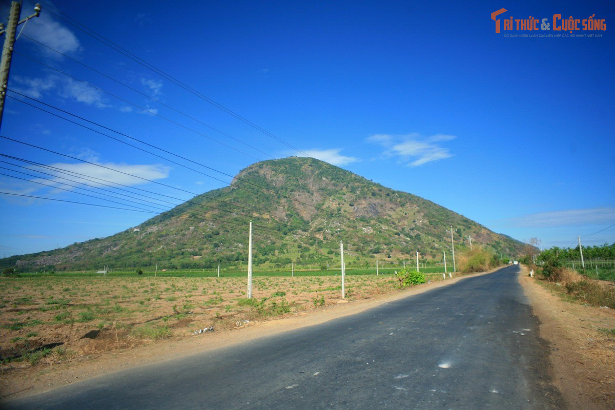 Truyền thuyết dân gian về kho báu ẩn giấu. Trong dân gian, nhiều câu chuyện kể rằng vùng núi này từng là nơi cất giấu vàng bạc hoặc của cải từ thời loạn lạc, tạo nên sức hút huyền bí kéo dài qua nhiều thế hệ.