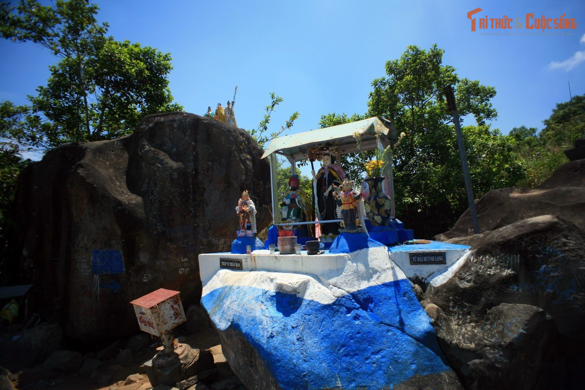 Những câu chuyện thêu dệt mang màu sắc tâm linh. Nhiều người tin rằng nếu có “kho báu”, nó được “trấn giữ” bởi yếu tố linh thiêng gắn với tín ngưỡng thờ Bà, khiến việc tìm kiếm trở nên nguy hiểm hoặc bất khả thi.