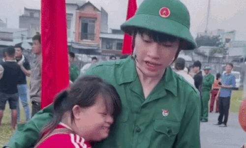 Chi gai mang benh bin rin tien em trai nhap ngu gay xuc dong hinh anh