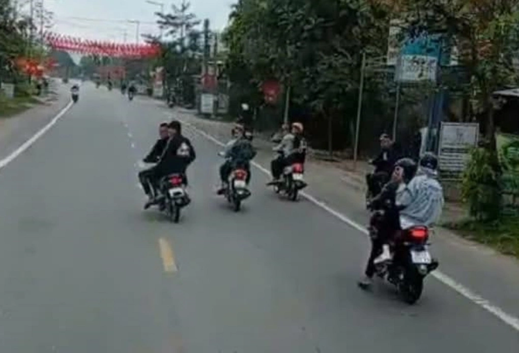 Lạng lách trước xe quân sự để ‘cổ vũ bạn nhập ngũ’