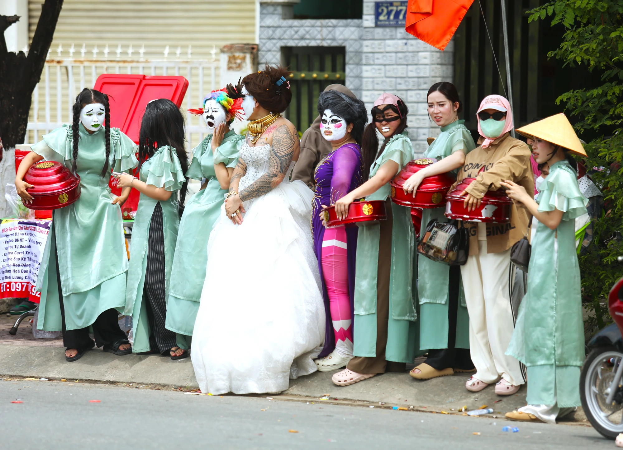 Tây Ninh: Hóa trang độc lạ và bắt vịt sôi động tại lễ hội Làm Chay