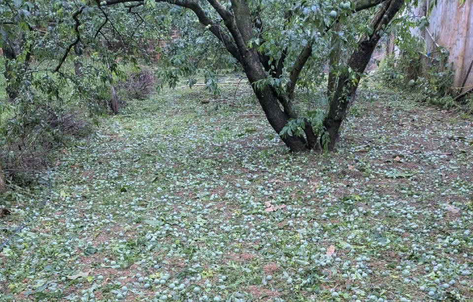 Mưa đá kèm dông lốc xuất hiện ở nhiều khu vực- Ảnh 2.