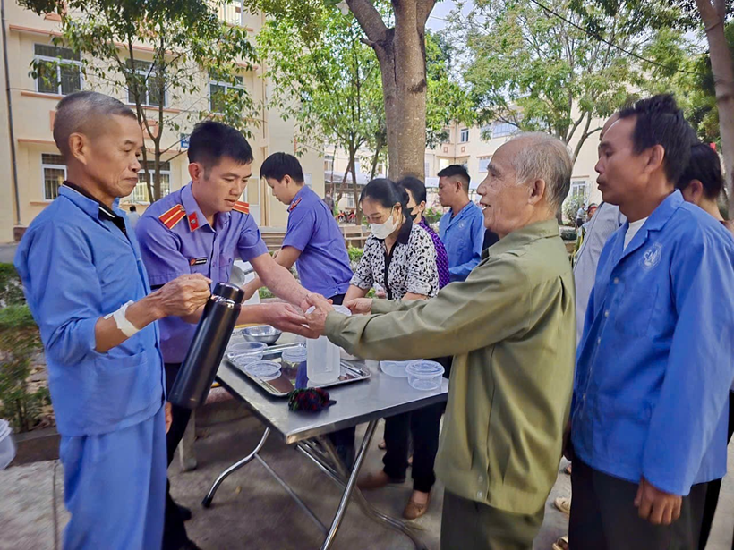 Chi đoàn VKSND khu vực 3, tỉnh Sơn La tham gia chương trình “Nồi cháo tình thương”