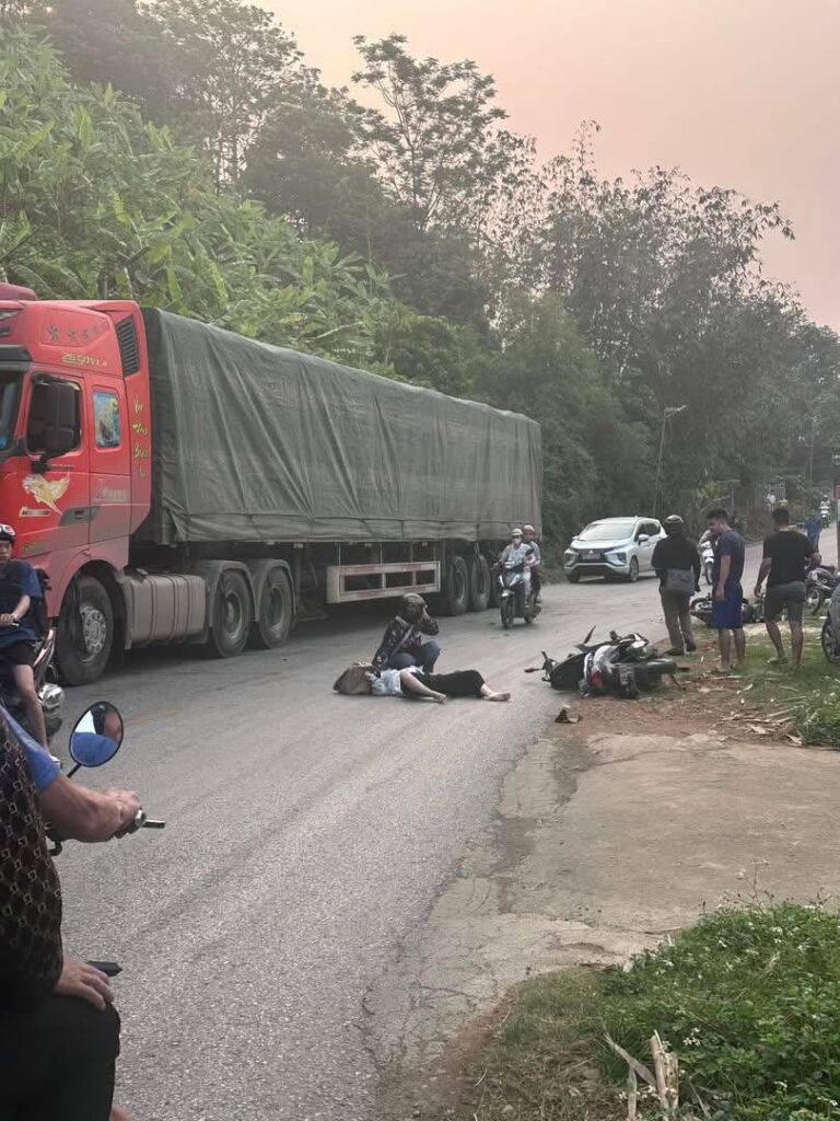 Sơn La : Xe máy bám sát đuôi xe lớn rồi vượt khúc cua chị gái bị khá nặnggg ,hiện đã được đưa đi cấpcứu