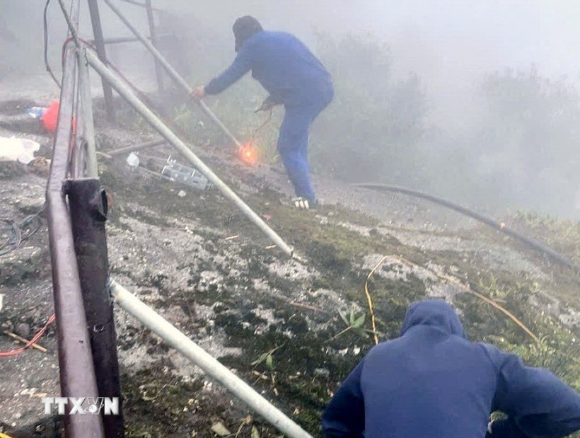 Quảng Ninh: Kịp thời gia cố lan can các khu vực nguy hiểm trên chùa Đồng-Yên Tử