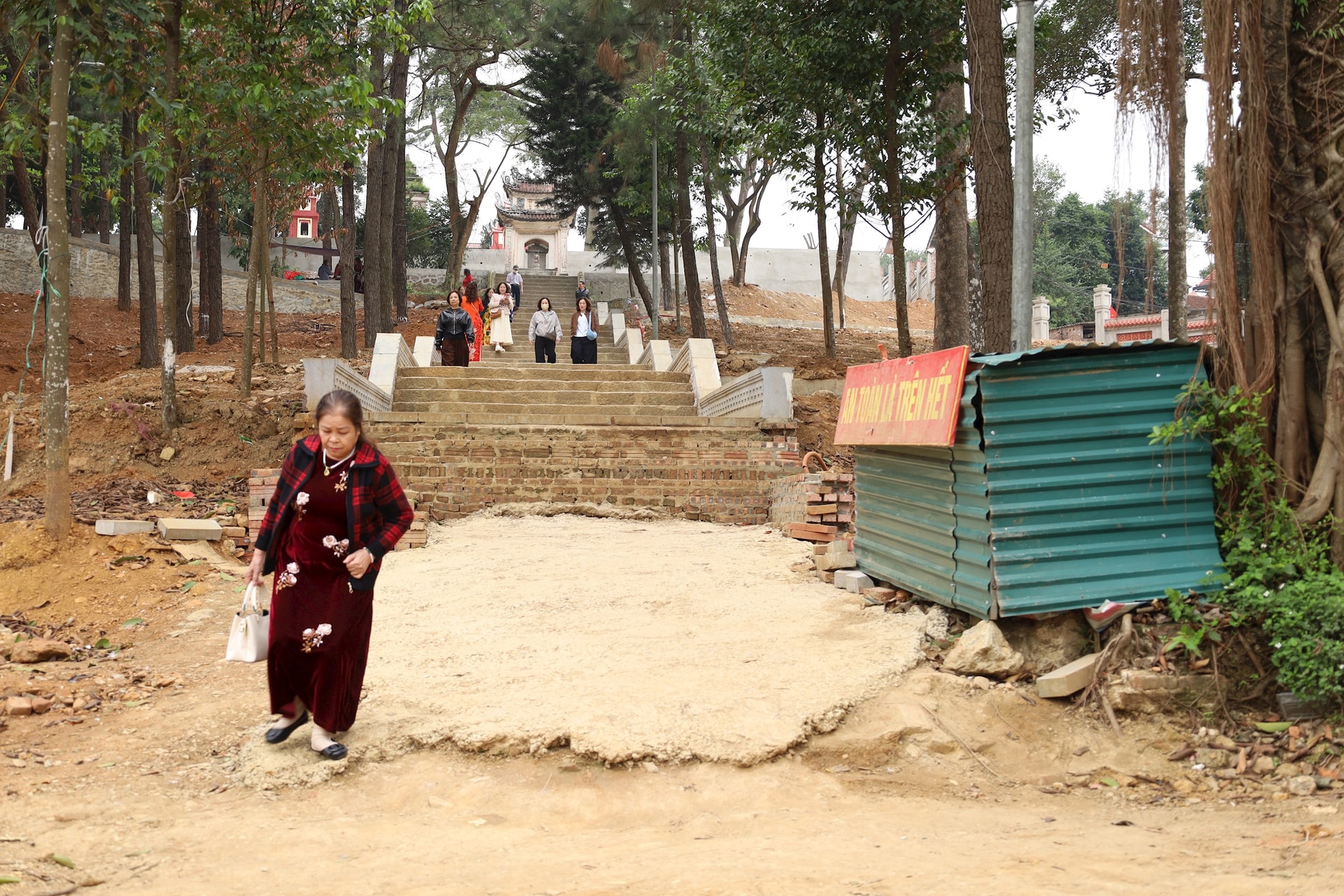 Chùa Trăm Gian: Đôi rồng đá cổ vẫn được bảo quản an toàn