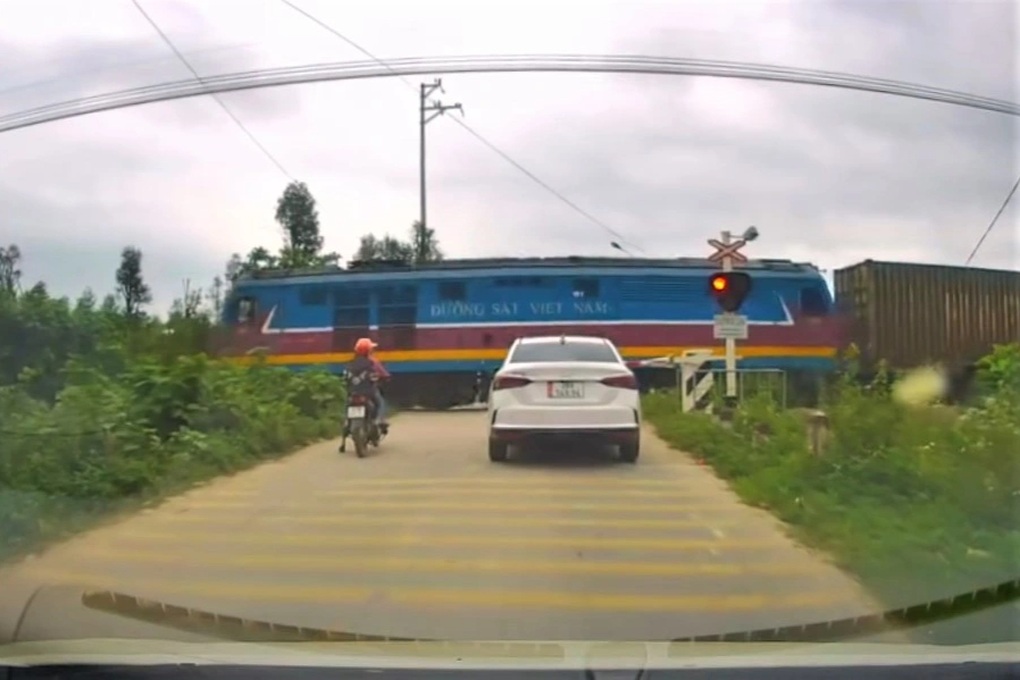 Thót tim cảnh 2 nữ sinh lao qua đường ray ngay trước mũi tàu hỏa - 2