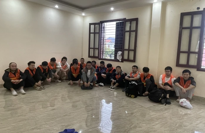 Từ bất thường tại nhà một hộ dân, phát hiện 12 người Trung Quốc nhập cảnh trái phép