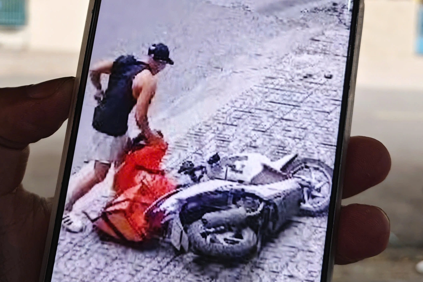 Nữ shipper bị thanh niên hành hung khi đi giao hàng ở TPHCM