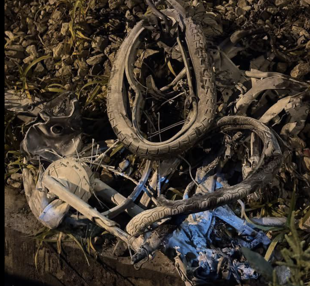 Xe máy bị tàu hỏa vò nát, hai nữ sinh đại học tử vong - 2