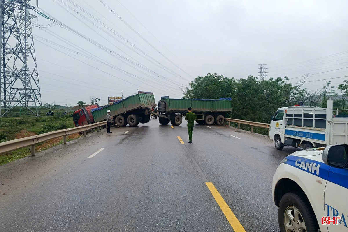 Xe đầu kéo va chạm xe máy, 2 phụ nữ tử vong