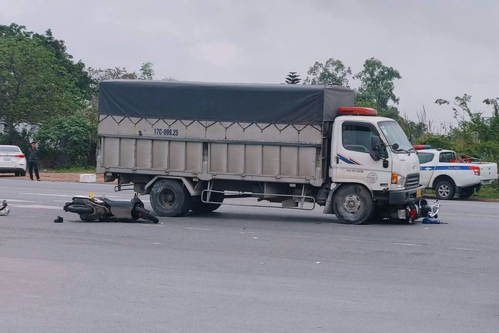 Xe tải tông liên hoàn 3 xe máy ở Ninh Bình, hai phụ nữ tử vong