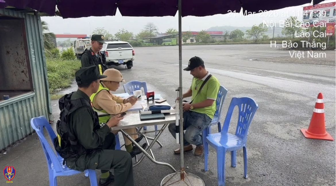 Một lái xe khách “ăn phạt”, bị trừ điểm giấy phép lái xe vì không nhường đường - Ảnh 2.