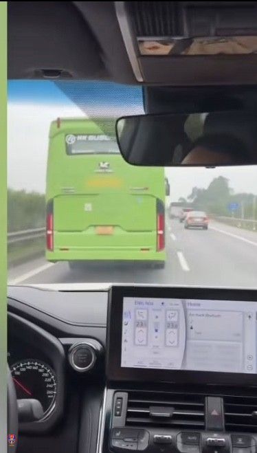 Một lái xe khách “ăn phạt”, bị trừ điểm giấy phép lái xe vì không nhường đường - Ảnh 1.