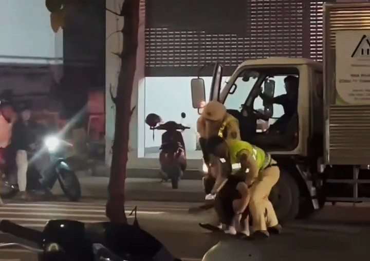 CSGT rút súng khống chế tài xế xe tải ‘thông chốt’ kiểm tra nồng độ cồn