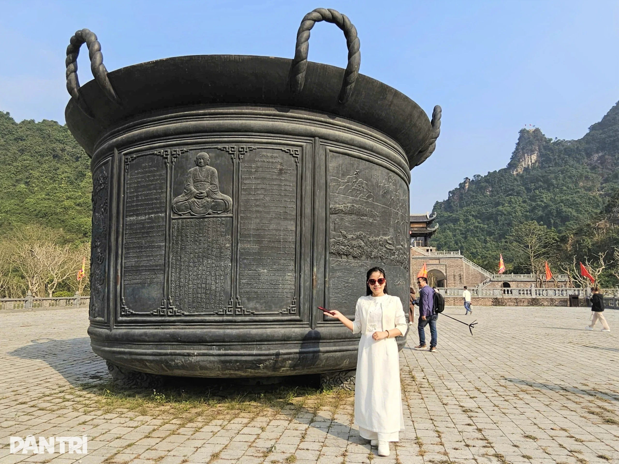 Chiếc vạc đồng khổng lồ đúc để tôn xưng Sư tổ nghề đúc đồng Việt Nam