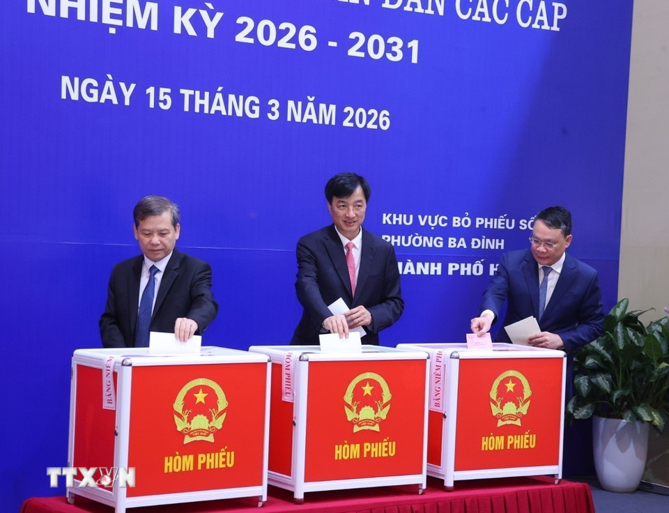 Các đồng chí lãnh đạo Đảng, Nhà nước bỏ phiếu bầu cử tại Khu vực bỏ phiếu số 02 phường Ba Đình, thành phố Hà Nội. (Ảnh: Văn Điệp/TTXVN)