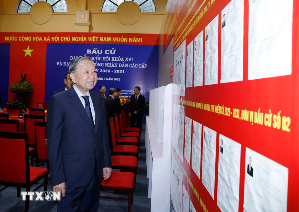 Tổng Bí thư Tô Lâm xem danh sách các ứng cử viên được niêm yết tại Khu vực bỏ phiếu số 02 phường Ba Đình, thành phố Hà Nội. (Ảnh: Thống Nhất/TTXVN)