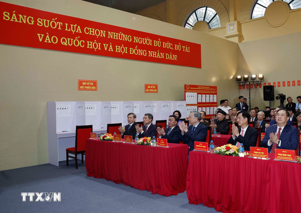 Tổng Bí thư Tô Lâm và các đại biểu cùng cử tri tại Khu vực bỏ phiếu số 02 phường Ba Đình, thành phố Hà Nội. (Ảnh: Thống Nhất/TTXVN)