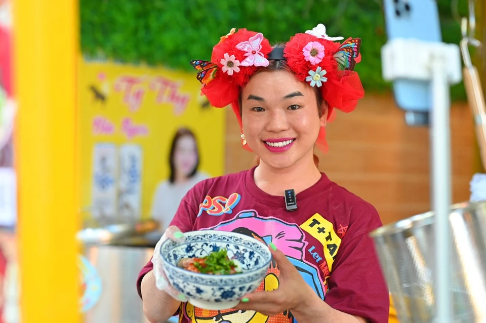 Ty Thy nghỉ bán gỏi đu đủ sau gần 8 năm