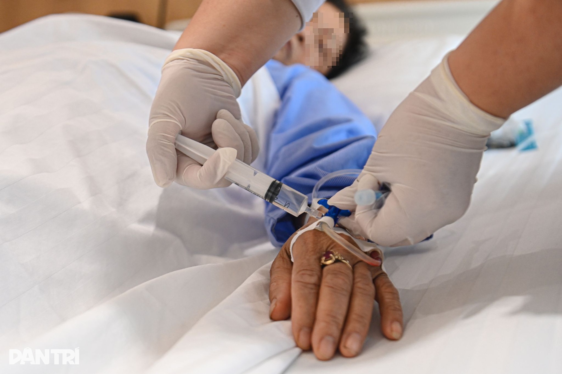 Cận cảnh điều trị thuốc ung thư Nga tại Việt Nam, mỗi lọ gần 20 triệu đồng - 15 Cận cảnh điều trị thuốc ung thư Nga tại Việt Nam, mỗi lọ gần 20 triệu đồng - 15