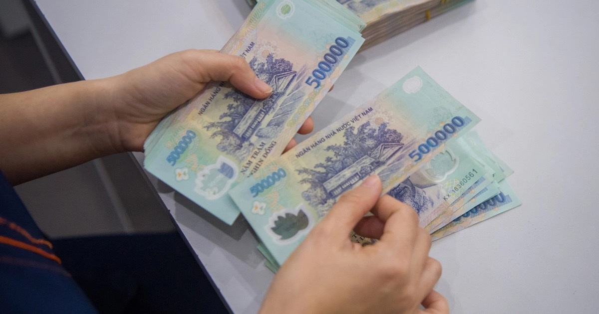 Vào giao dịch, người đàn ông phát hiện xấp tiền 500.000 đồng trong cây ATM