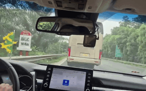 Một lái xe khách “ăn phạt”, bị trừ điểm giấy phép lái xe vì không nhường đường - Ảnh 3.