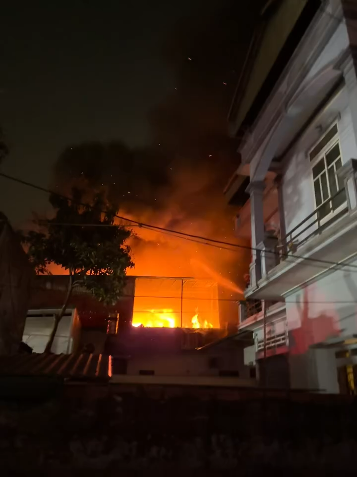 [VIDEO] Cháy kho ốp điện thoại và xưởng gỗ Thành Ân Vân Xuân – Vĩnh Tường