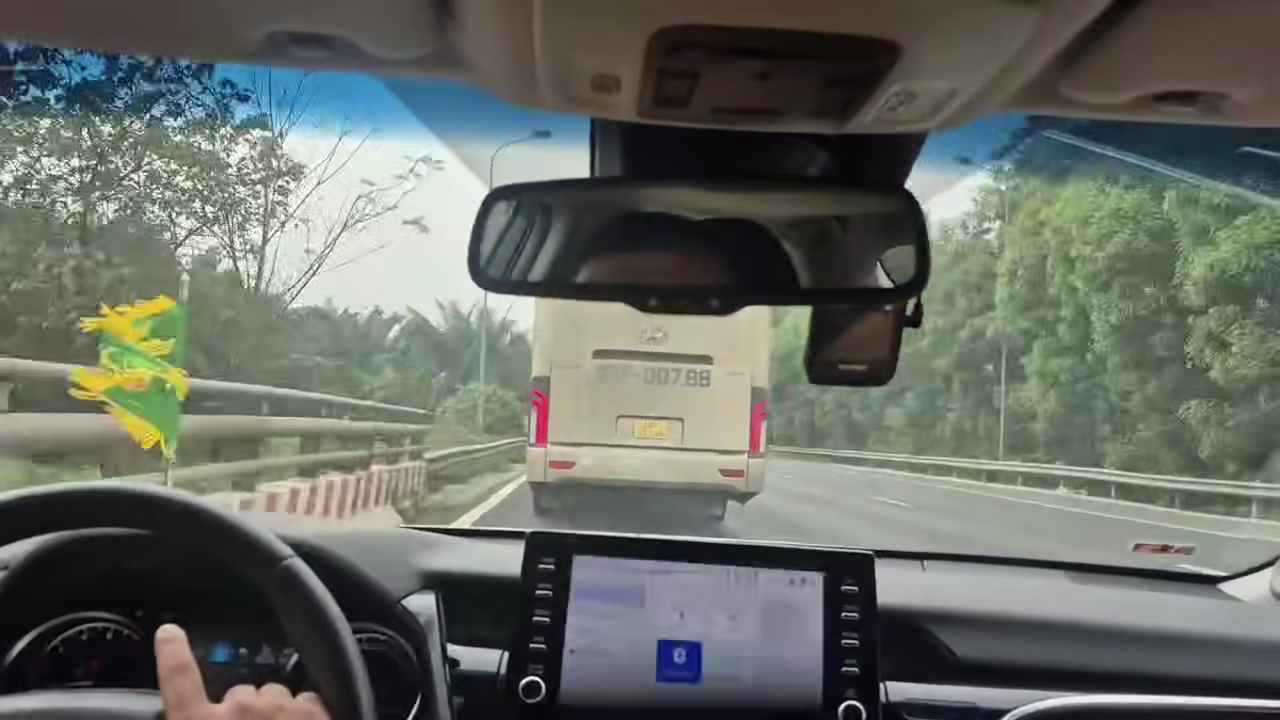 Phạt 7 triệu đồng tài xế xe khách ‘phớt lờ’ tín hiệu của đoàn xe ưu tiên