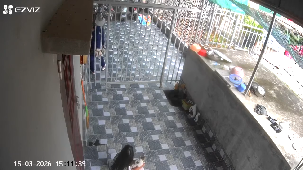 Camera ghi lại cảnh người chồng khoá cửa cho con gái ngoài cổng để mình c,ầm 🔫 pă’n vợ trước mặt đứa con mình.👇