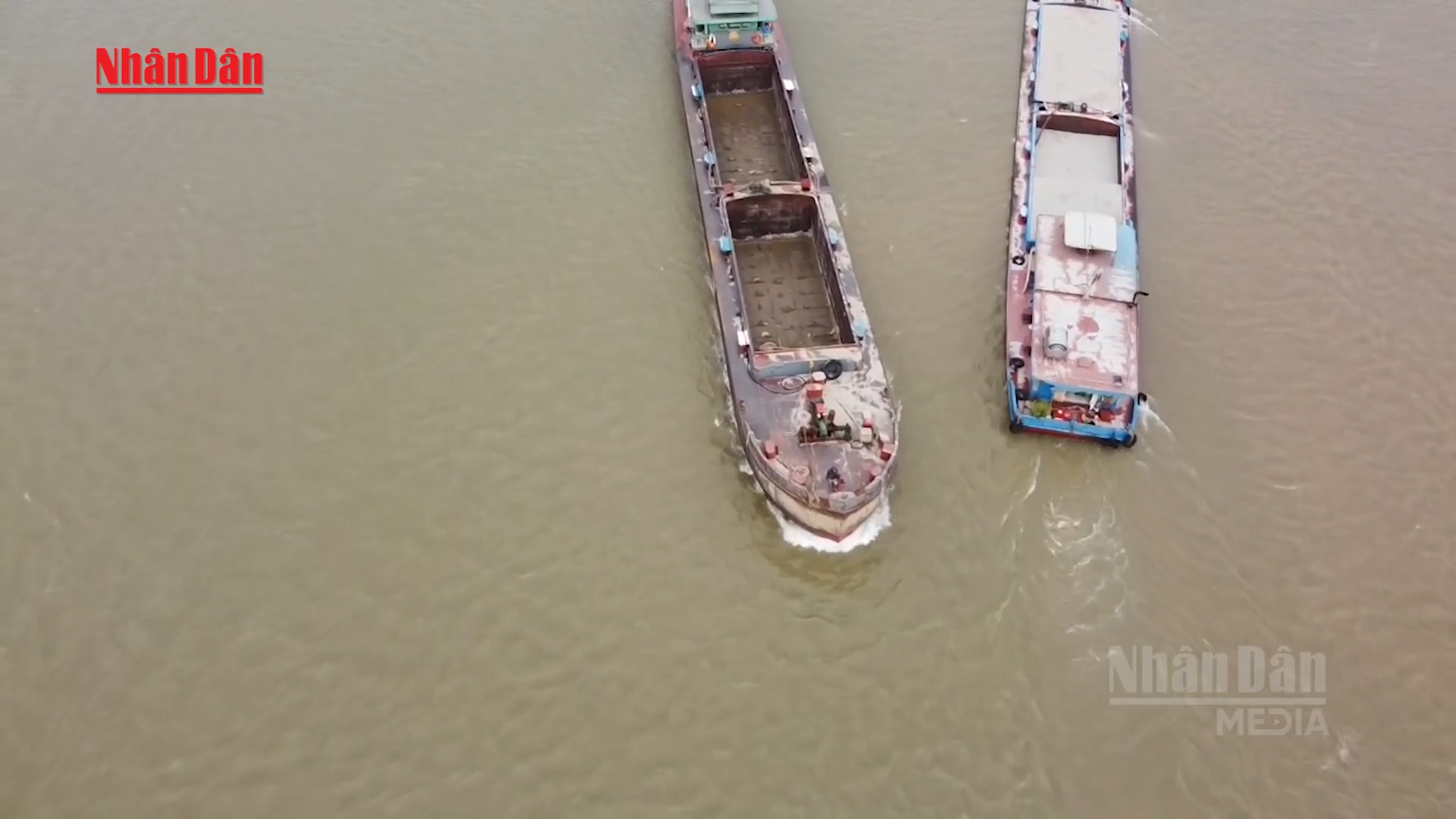 [Video] Sông Hồng trơ đáy, tàu thuyền di chuyển khó khăn