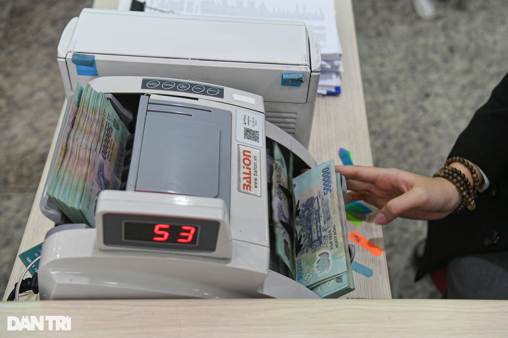 Lãi suất liên ngân hàng bất ngờ tăng vọt lên 12% - 1