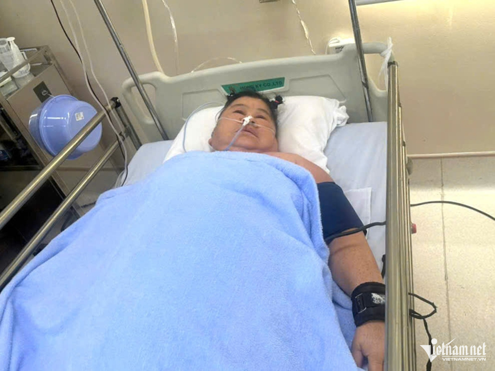 Không người thân, người phụ nữ bán vé số nguy kịch cần cộng đồng giúp đỡ