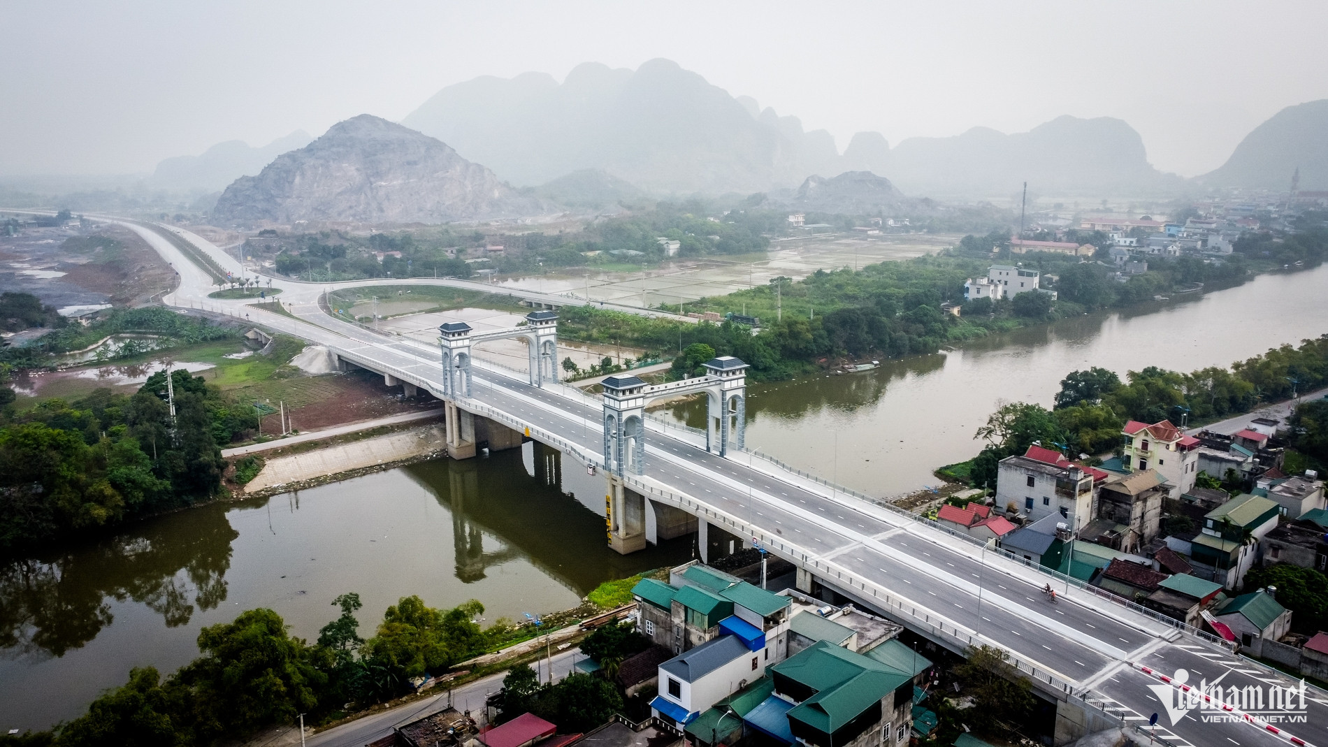 Cận cảnh cây cầu có tháp vọng cảnh độc đáo trên tuyến đường nghìn tỷ ở Ninh Bình