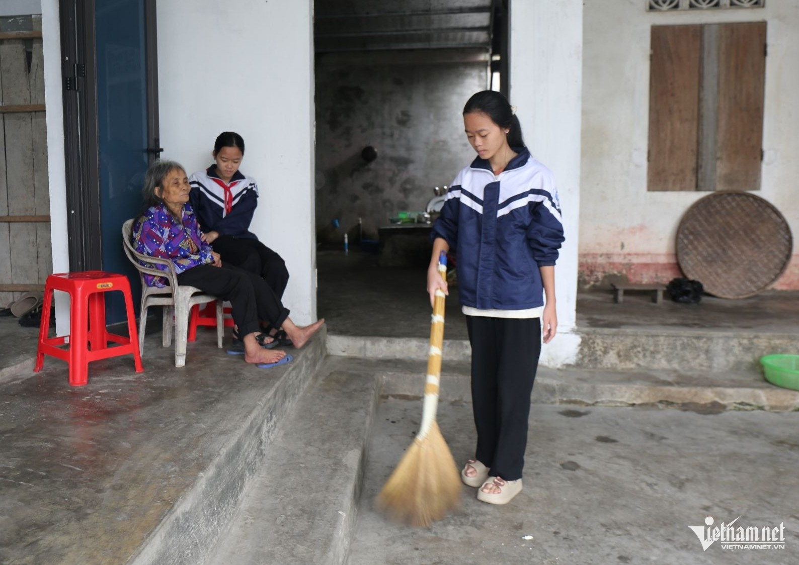 Mẹ mất, bà ngoại liệt nửa người, hai bé gái cần vòng tay cộng đồng nâng đỡ