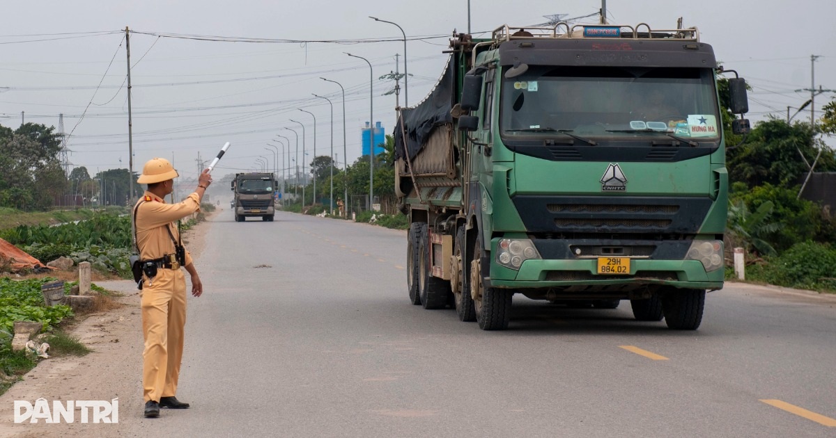 Hà Nội: CSGT xử lý xe hổ vồ rơi cát, nước xuống đường