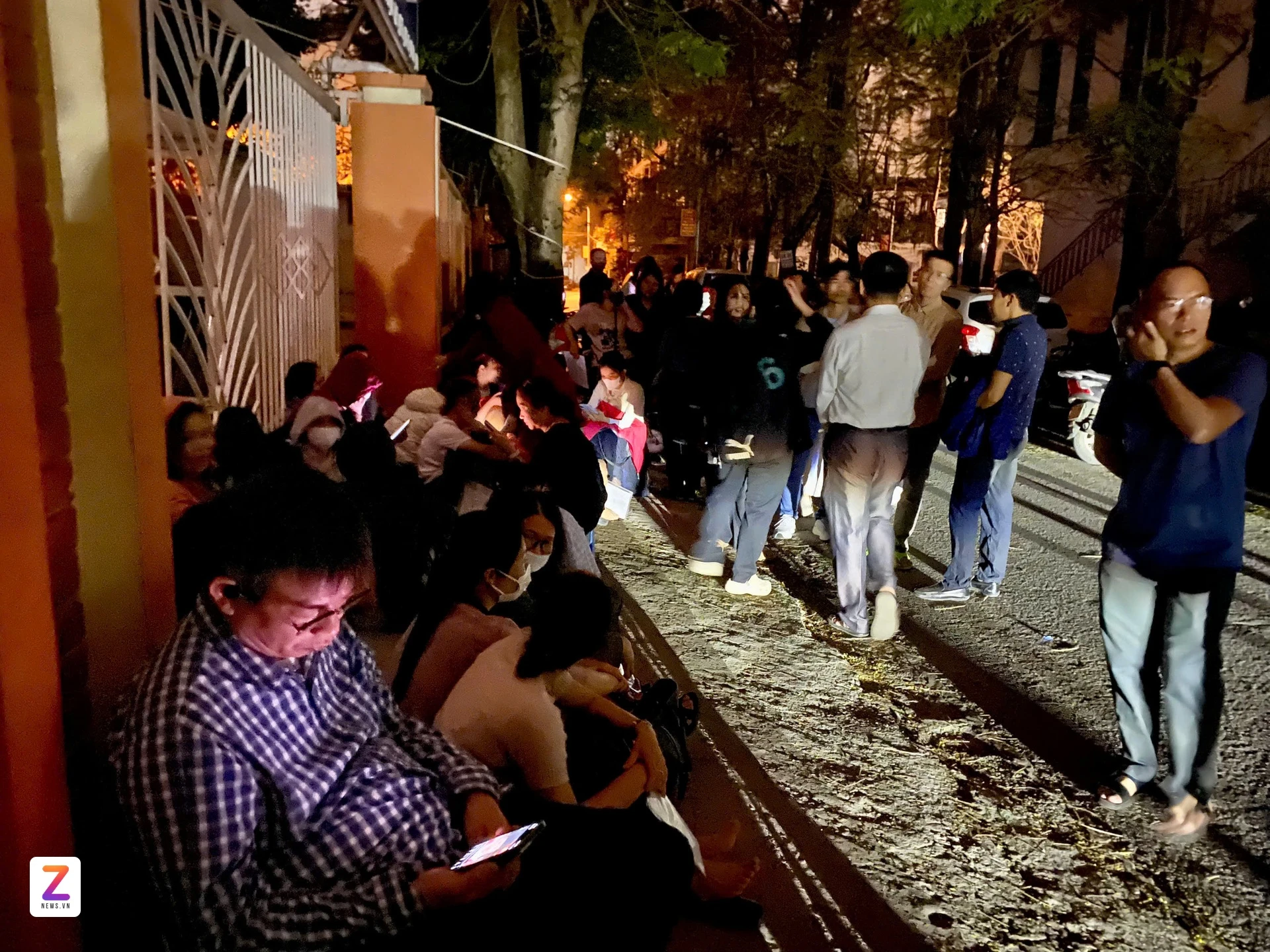 Hàng trăm phụ huynh xếp hàng giành suất vào lớp 10 cho con