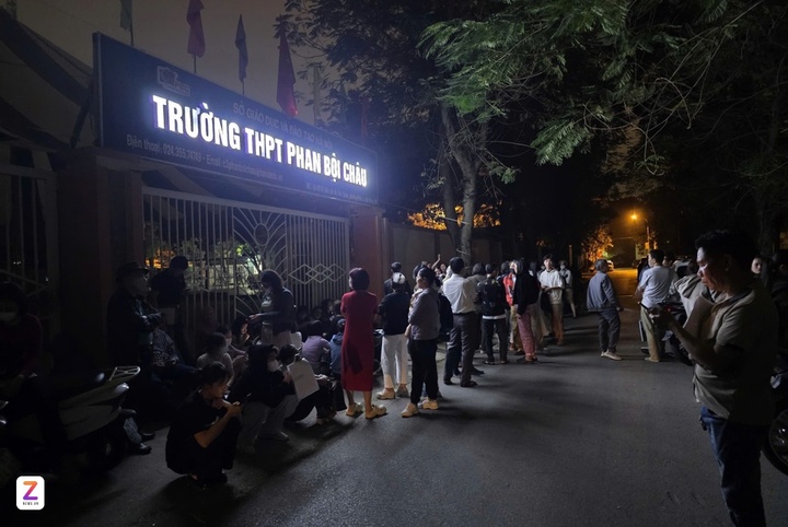 Phụ huynh mang ghế nhựa, đội mưa xuyên đêm giành suất vào lớp 10 cho con