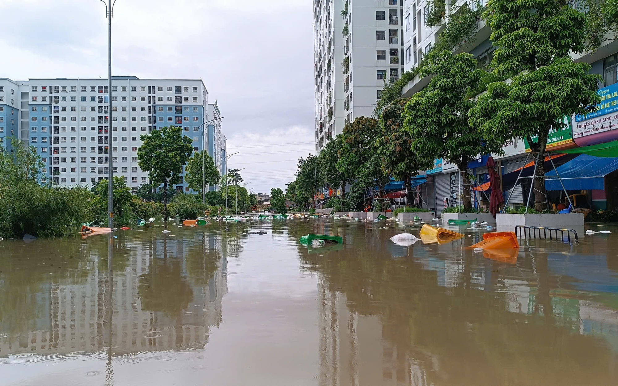 Cảnh báo mưa rất lớn kèm lốc sét, mưa đá ở nhiều khu vực