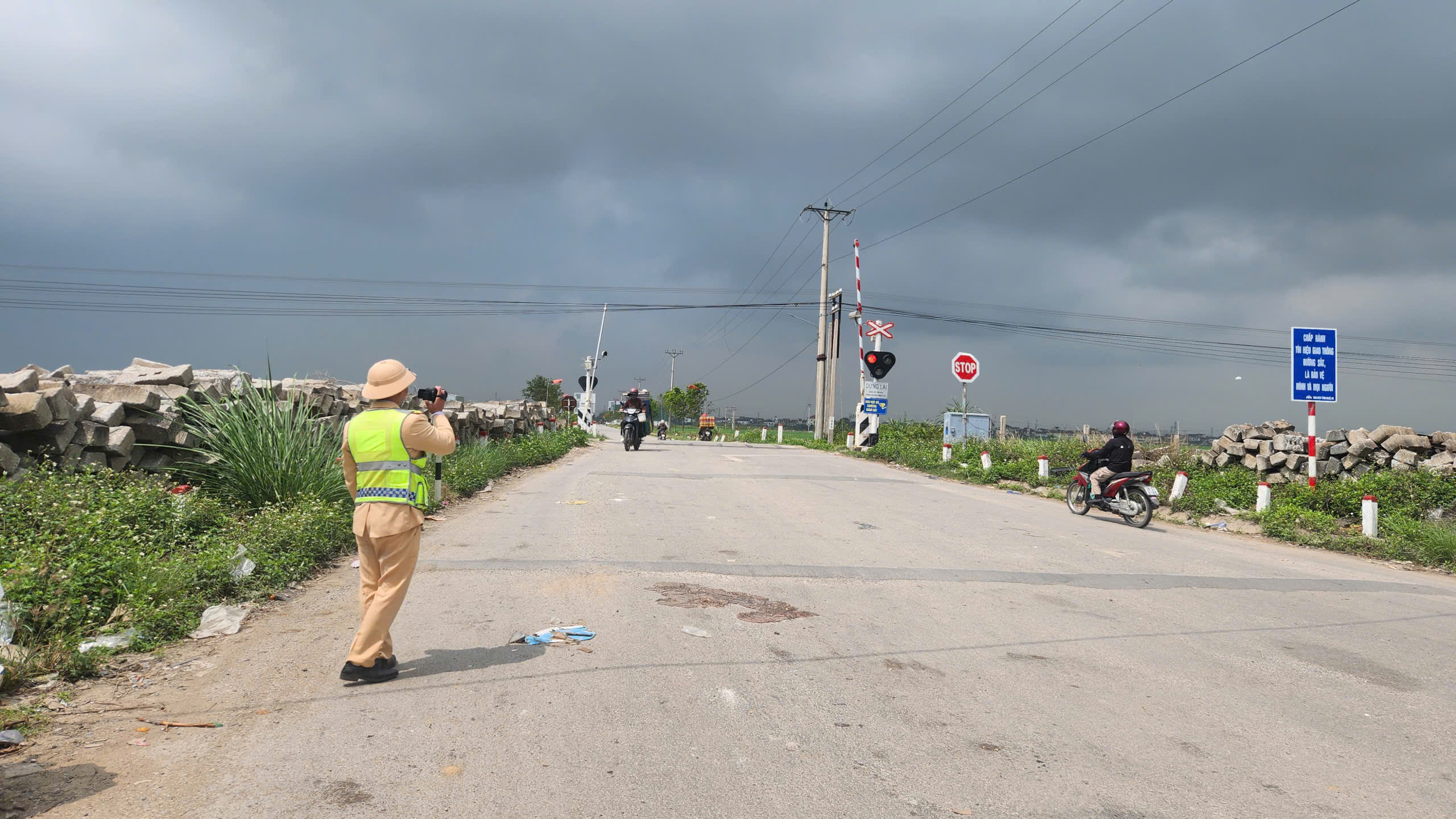 Người dân ngỡ ngàng khi bị CSGT ghi hình, phạt nguội lúc băng qua đường sắt
