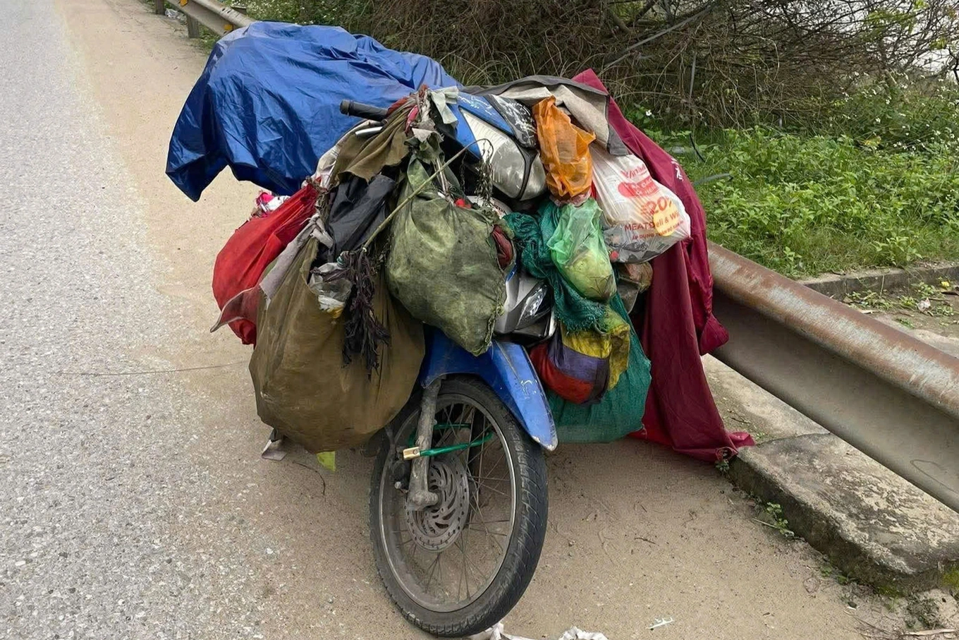 Nghi vấn “hot girl Bella” trộm xe máy của người dân, để lại xe cũ hết xăng