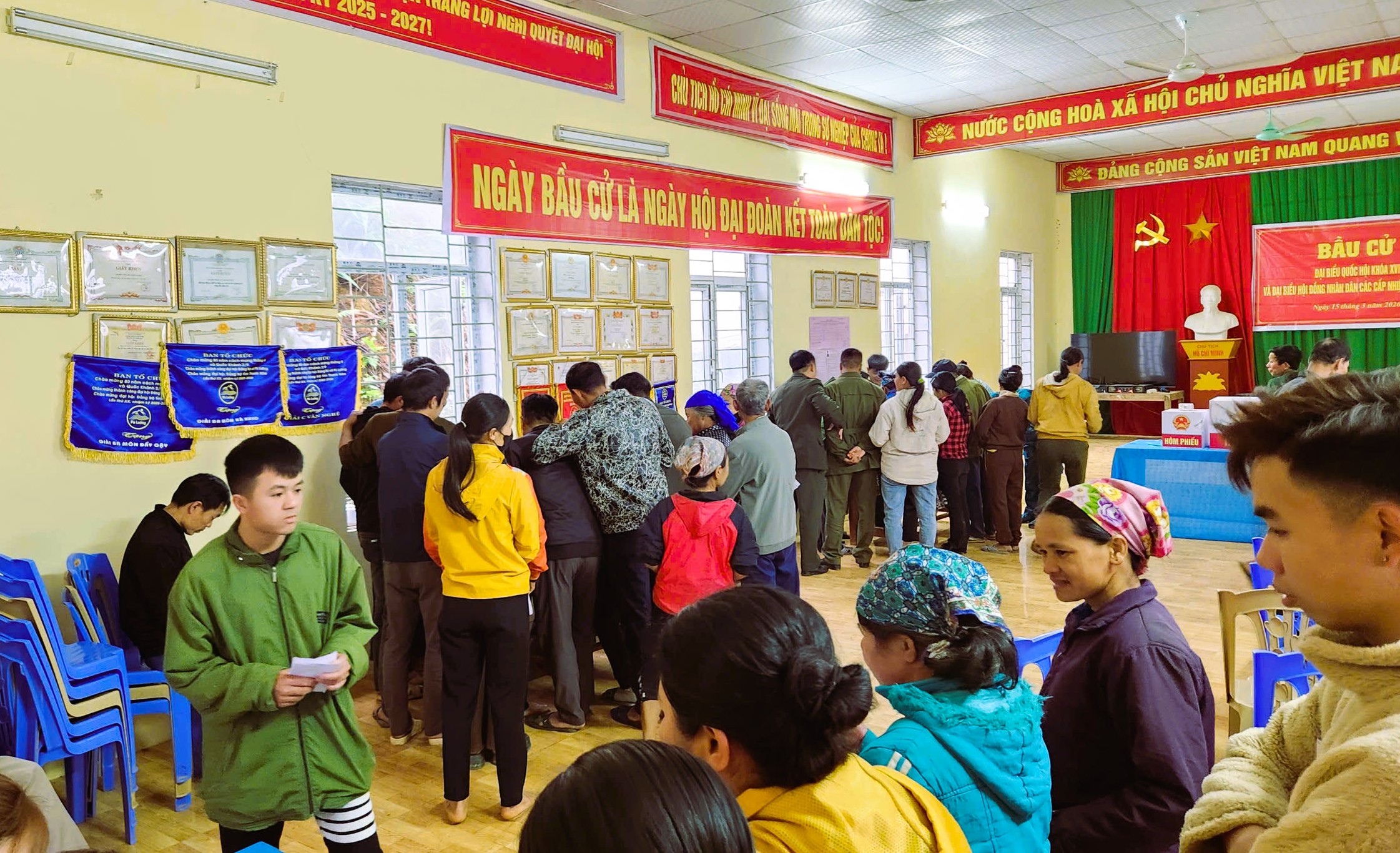 Cử tri xã Pù Luông, tỉnh Thanh Hóa đi bầu cử